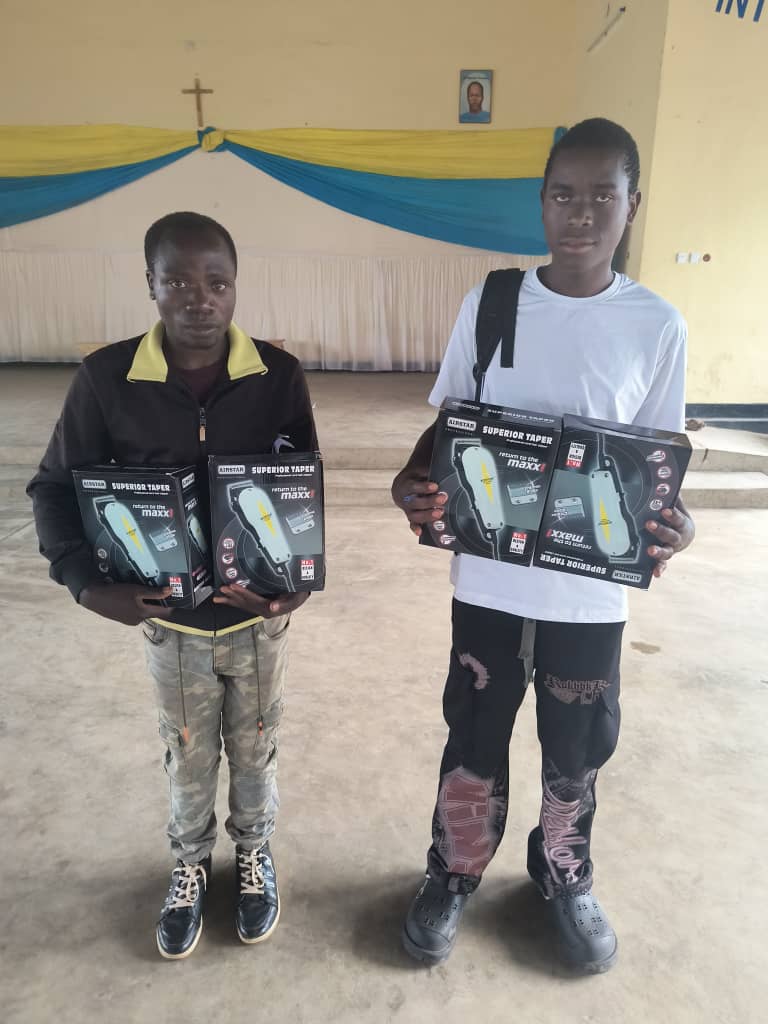 RDA_Rwanda's tweet image. Rwanda Diabetes Association in partnership with RBC, supports Type 1 diabetes graduates by providing materials after completing technical training studies. Supporting Type 1 diabetes graduates beyond the classroom 💙