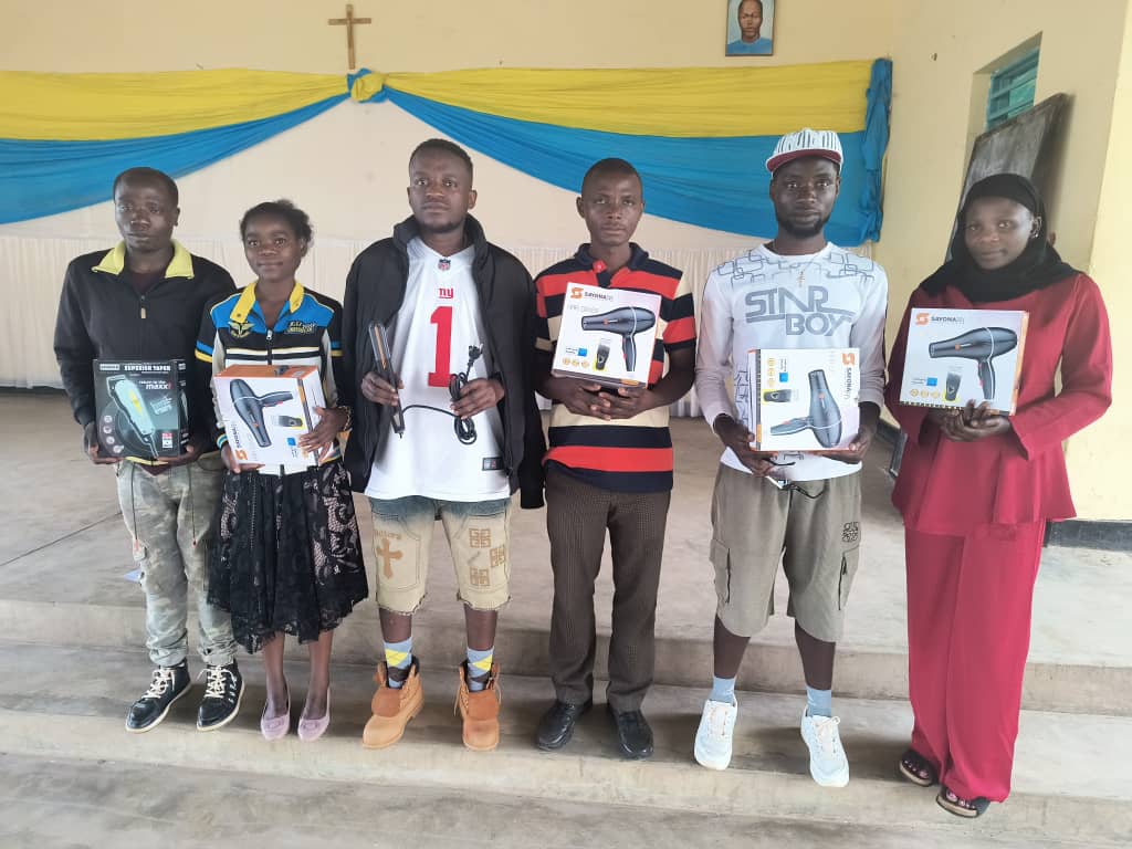 RDA_Rwanda's tweet image. Rwanda Diabetes Association in partnership with RBC, supports Type 1 diabetes graduates by providing materials after completing technical training studies. Supporting Type 1 diabetes graduates beyond the classroom 💙