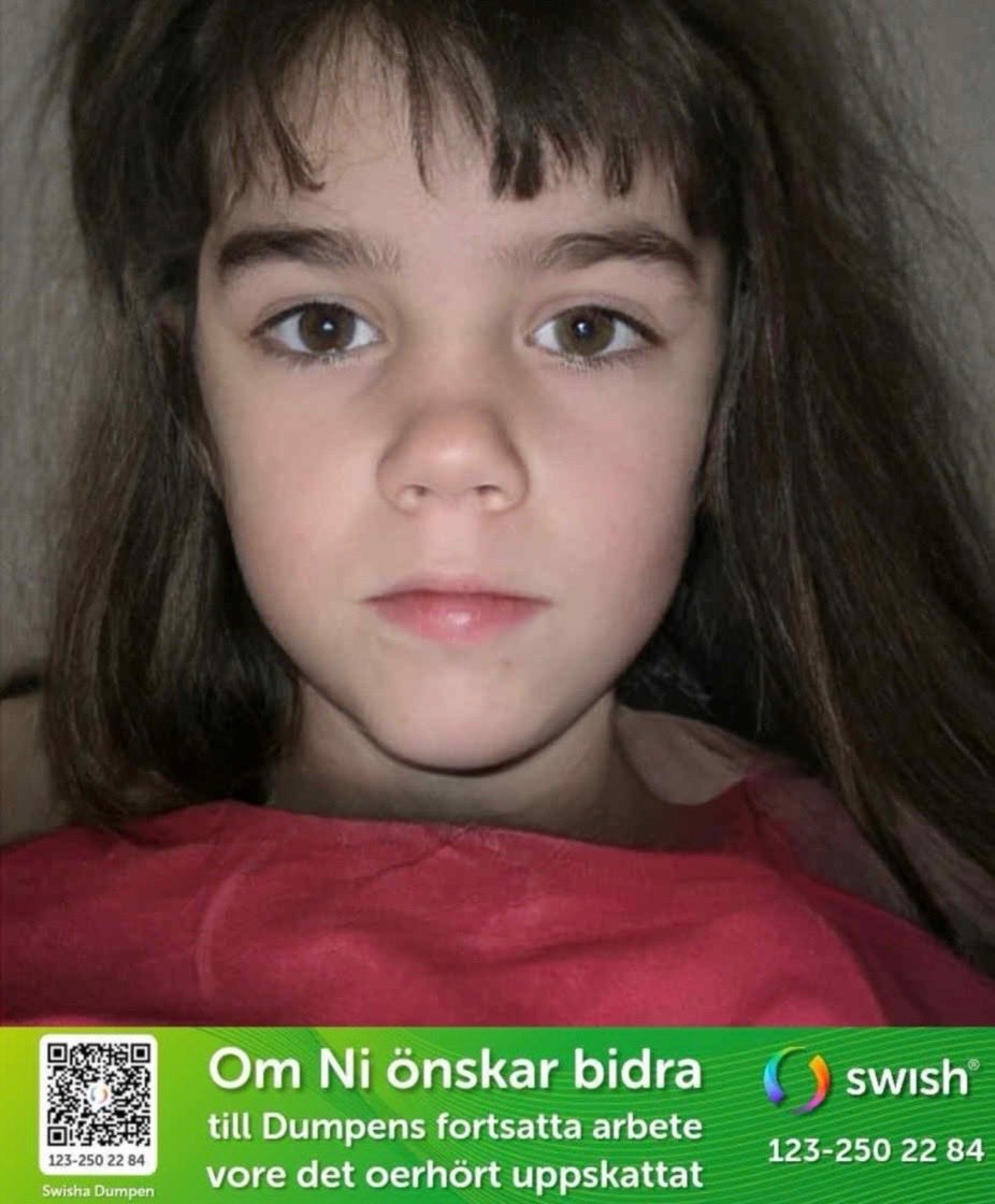 PatrikS242's tweet photo. När lagen skyddar fel person

I en svensk tingsrätt utspelar sig just nu ett skådespel som säger mer om Sveriges lagstiftning än hundra statliga utredningar.

På ena sidan sitter Sara Nilsson, ansvarig utgivare. Åtalad för grovt förtal.
På den andra sitter en vuxen man som haft sexuella konversationer med någon han uppfattade som ett barn.

Öga mot öga.

Det är där vi befinner oss.

Mannen i fråga tog kontakt med ett konto han trodde tillhörde en fjortonårig flicka. Bilden som skickades var datorgenererad och föreställde ett barn som snarare såg yngre ut än så. Det fick honom inte att avbryta. Tvärtom fortsatte kommunikationen utan betänkligheter.

Detta är ostridiga omständigheter.

Samtidigt framgår det av mannens egna uppgifter i sociala medier att han haft ett säkerhetsklassat arbete och uppgett sig arbeta med IT-forensik kopplat till polisens verksamhet – inklusive granskning av material rörande övergrepp mot barn.

Låt oss stanna där.

En vuxen person.
Sexuell kommunikation med vad han uppfattar som ett barn.
Ett arbete som bygger på förtroende och säkerhetsprövning.

Detta ansåg vi på Dumpen vara av uppenbart allmänintresse. När personer med sådana positioner och tillgångar uppvisar ett beteende som direkt rör barns säkerhet, då är det inte en privat angelägenhet. Det är en samhällsfråga.

Men det var inte det som prövades i rätten.

Det var publiceringen.

I rättssalen fick mannen berätta om sitt eget lidande. Om hur han förlorat sin anställning. Om hur svårt det varit att hitta nytt arbete. Om samtal hos psykolog. Inte vid något tillfälle tog han ansvar för sitt agerande mot det barn han trodde sig ha kontakt med. Ingen ånger. Ingen självrannsakan. Bara en berättelse om hur avslöjandet påverkat honom.

Och det var detta som gavs utrymme.

Här blir det tydligt hur snett det kan bli i Sverige.

Vi har ett system där sanningen kan vara brottet. Där den som offentliggör verifierade uppgifter i barnskyddande syfte riskerar åtal, medan den som agerat mot barn får stå oemotsagd i offerrollen. Där lagen i praktiken väger förövarens anseende tyngre än barns trygghet.

Vad säger det till barn som funderar på att berätta?
Vad säger det till vuxna som vet – men tvekar att slå larm?

Signalen är iskall:
Avslöja inte.
Skydda inte.
Var tyst.

I Sverige är det i dag fullt möjligt att bete sig grovt olämpligt mot barn på nätet – och sedan i rättssalen kräva ersättning för att någon berättade om det.

Frågan är inte om lagstiftningen brister.
Det är uppenbart att den gör det.

Frågan är hur många fler som ska tystas innan vi vågar erkänna att lagen i dag skyddar fel personer – och sviker dem den var tänkt att försvara.
