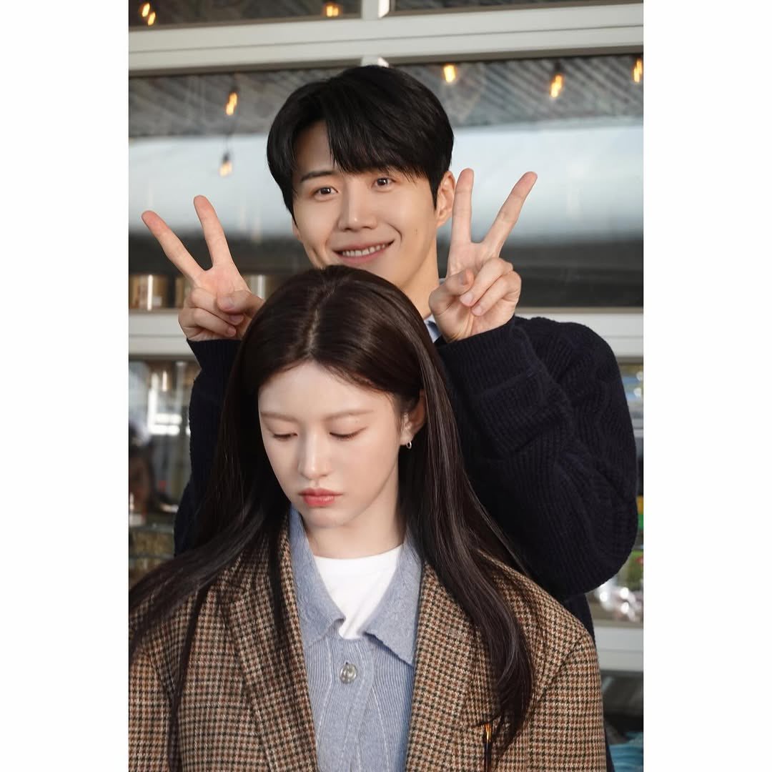 seon__holic's tweet image. 2026.01.23
Actor Kim Seonho instagram post with Younjung😍

“🍀🍀🍀🍀🍀🍀🍀😁”

Finally, Seonho knows how to post on Instagram without getting cropped 😭🫶🏻

🔗 instagram.com/p/DT2YUziFBEN/

#CanThisLoveBeTranslated #이사랑통역되나요 #KimSeonho #김선호