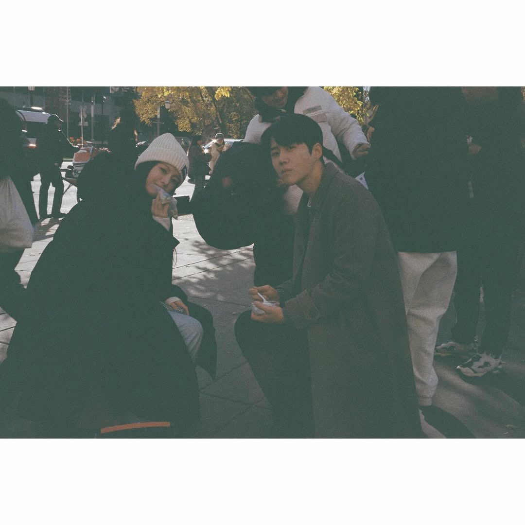 seon__holic's tweet image. 2026.01.23
Actor Kim Seonho instagram post with Younjung😍

“🍀🍀🍀🍀🍀🍀🍀😁”

Finally, Seonho knows how to post on Instagram without getting cropped 😭🫶🏻

🔗 instagram.com/p/DT2YUziFBEN/

#CanThisLoveBeTranslated #이사랑통역되나요 #KimSeonho #김선호