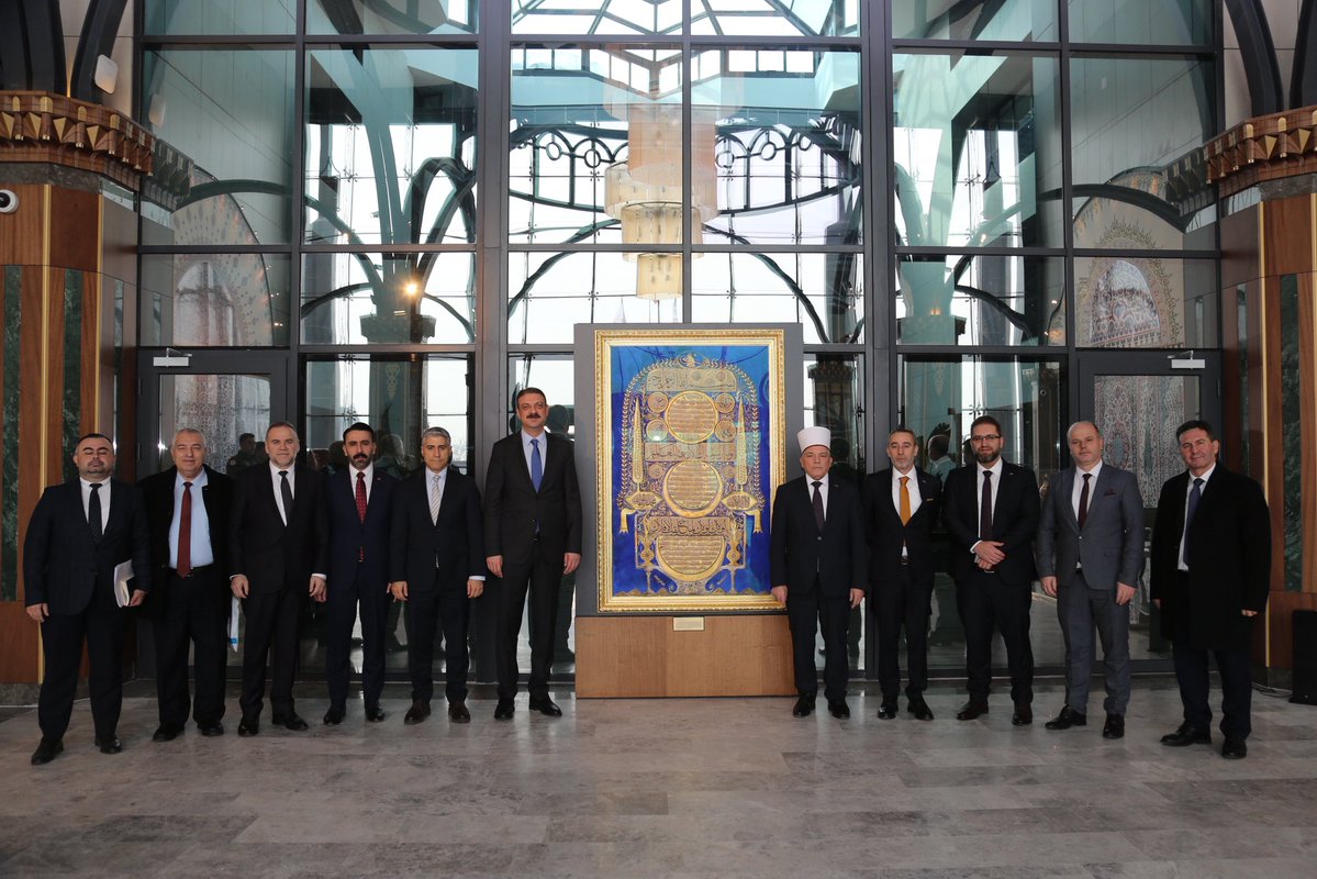 Kuzey Makedonya Cumhuriyeti İslam Dini Birliği Başkanı Şakir Fetai ve beraberindeki heyet, Genel Müdürlüğümüzü ziyaret etti.

Ziyaret kapsamında, ecdat yadigârı vakıf eserlerinden Üsküp Hacı Balaban Camii ile Kalkandelen Alaca Camii’nin restorasyonlarına yönelik iş birliği