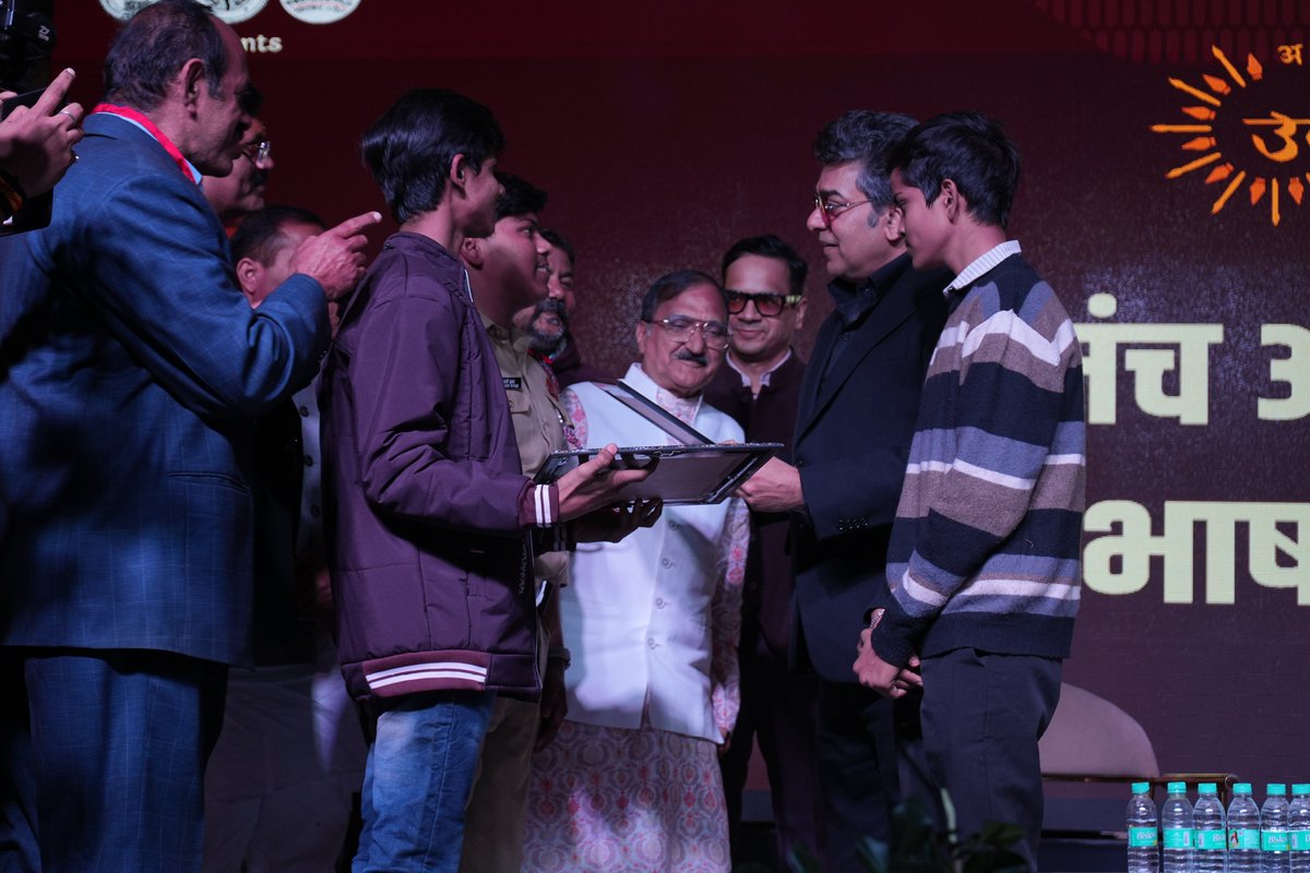 📚📚
उदीषा
चौपाला साहित्योत्सव
22-26 जनवरी 2026
मुरादाबाद

22 जनवरी
उदीषा के मंच पर थे <a href="/ranaashutosh10/">Ashutosh Rana</a> 
भाषा के मर्म की बात...

सार्थक सम्वाद एवं मधुर स्मृतियों के लिए मुरादाबाद आशुतोष जी के प्रति धन्यवाद अभिव्यक्त करता है।

#Udeesha