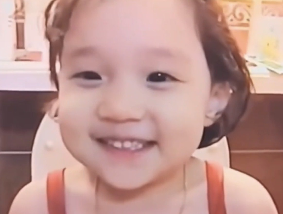 พิว่าถ้าได้ไอโฟนไว้ถ่ายตอนเอสป้ามาโปรโมทชินรามยอนในไทยก็คงจะดีได้รูปสวย ๆ เลยเนอะ มายว่างั้นมั้ย 🍜