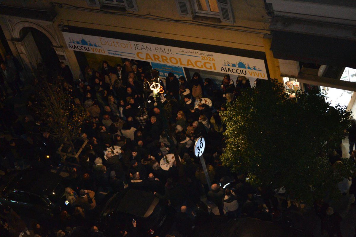 aiacciuvivu's tweet image. 𝐀̀ 𝐑𝐈𝐍𝐆𝐑𝐀𝐙𝐈𝐀̀ 𝐕𝐈 ! 💙 Apartura di a permanenza : una dinamica pupulari, pulitica è cullettiva ! 

Hier soir, plus de 350 personnes se sont rassemblées, en plein cœur d’Aiacciu, à l’occasion de l’inauguration de notre permanence. 

1/5