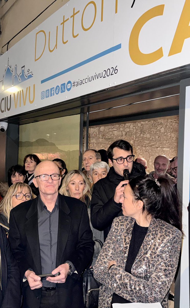 aiacciuvivu's tweet image. 𝐀̀ 𝐑𝐈𝐍𝐆𝐑𝐀𝐙𝐈𝐀̀ 𝐕𝐈 ! 💙 Apartura di a permanenza : una dinamica pupulari, pulitica è cullettiva ! 

Hier soir, plus de 350 personnes se sont rassemblées, en plein cœur d’Aiacciu, à l’occasion de l’inauguration de notre permanence. 

1/5