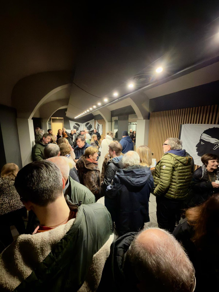 aiacciuvivu's tweet image. 𝐀̀ 𝐑𝐈𝐍𝐆𝐑𝐀𝐙𝐈𝐀̀ 𝐕𝐈 ! 💙 Apartura di a permanenza : una dinamica pupulari, pulitica è cullettiva ! 

Hier soir, plus de 350 personnes se sont rassemblées, en plein cœur d’Aiacciu, à l’occasion de l’inauguration de notre permanence. 

1/5