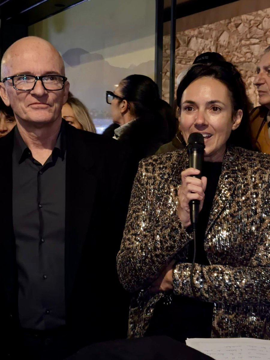 aiacciuvivu's tweet image. 𝐀̀ 𝐑𝐈𝐍𝐆𝐑𝐀𝐙𝐈𝐀̀ 𝐕𝐈 ! 💙 Apartura di a permanenza : una dinamica pupulari, pulitica è cullettiva ! 

Hier soir, plus de 350 personnes se sont rassemblées, en plein cœur d’Aiacciu, à l’occasion de l’inauguration de notre permanence. 

1/5