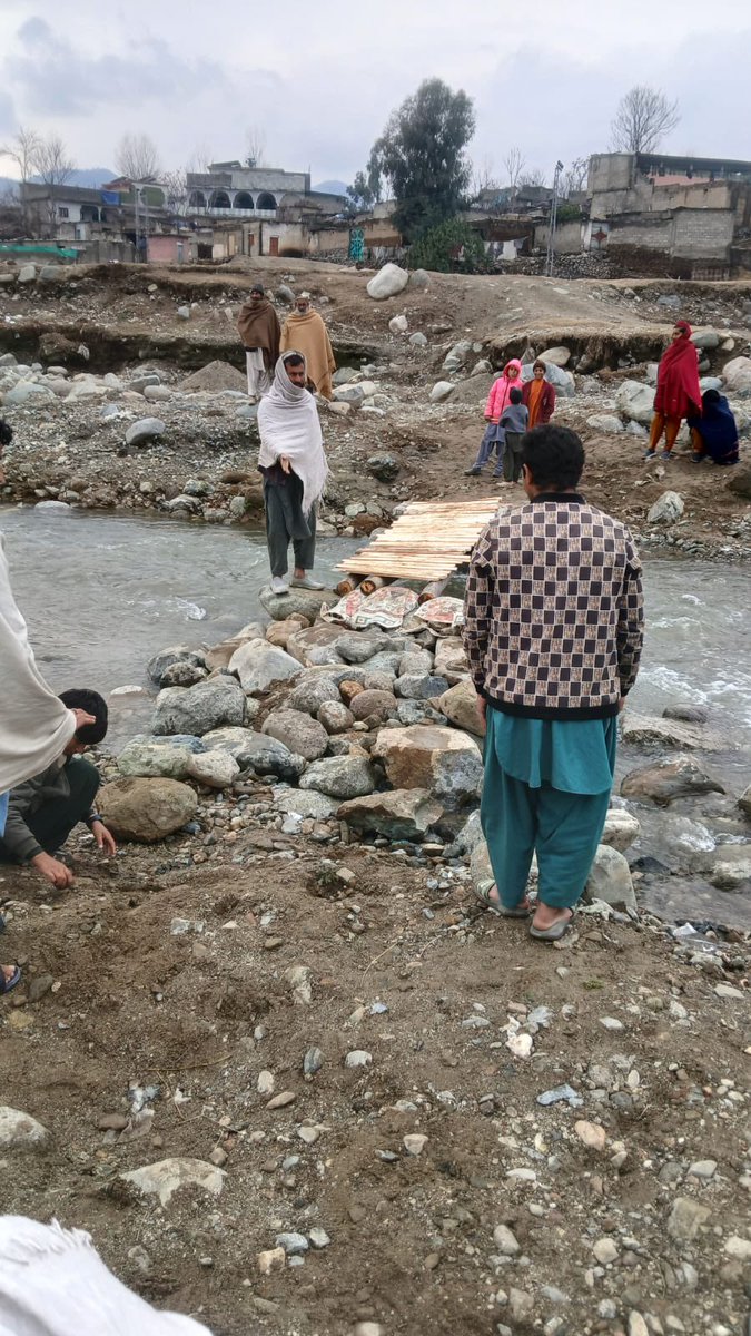 drwajid55's tweet photo. @CSKPOfficial یہ تصویر ہماری گاؤں chamartli tehsil samarbagh district dir lowerکاہے.جہاں مکینوں کو ایک بہتے ہوئے ندی نالے کو عبور کرنے کے لیے عارضی اپنی مدد اپ کے تحت طور پر رکھے گئے لکڑی کے تختوں کا سہارا لینا پڑ رہا ہے۔ نالے پر کسی قسم کا مستقل پل یا محفوظ گزرگاہ موجود نہیں ہے، https://t.co/8HNUSWXdEG