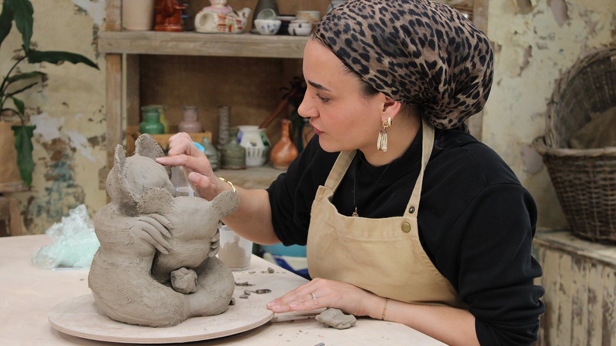4Viewers's tweet image. It's Raku Week! And the potters are asked to make parent and child animal sculptures, as well as a suprise sculpting spot test from guest judge and master sculptor Nick Mackman. #TheGreatPotteryThrowDown continues, tonight at 7.50pm on @Channel4