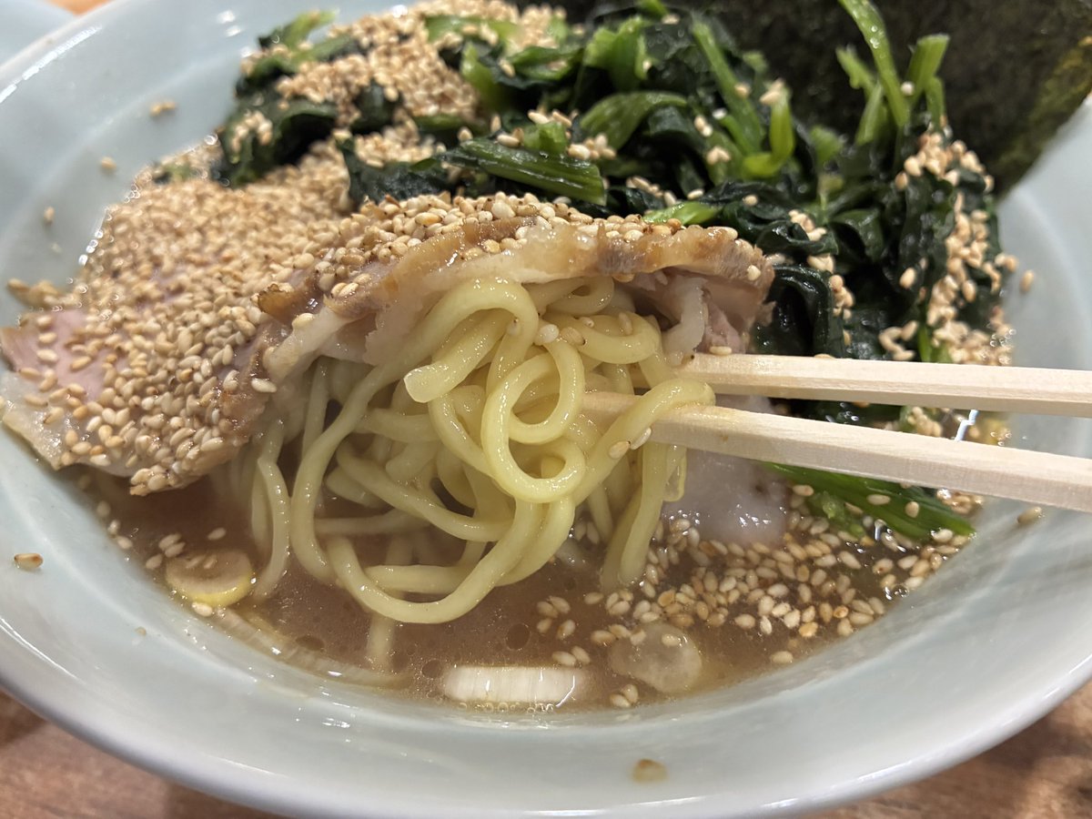 ryisakurao1's tweet photo. 南武線稲田堤駅前の「武蔵家」でチャーシュー麺、のりほうれん草トッピング。
他のものは値段をあげたのにライスは無料で食べ放題。ありがたい。
家系ラーメンが食べたくてちょっと足をのばす。
 #らーじお 
 #37diet 
 #ご褒美のラー ストック 3回 https://t.co/11PgpdJ6XR