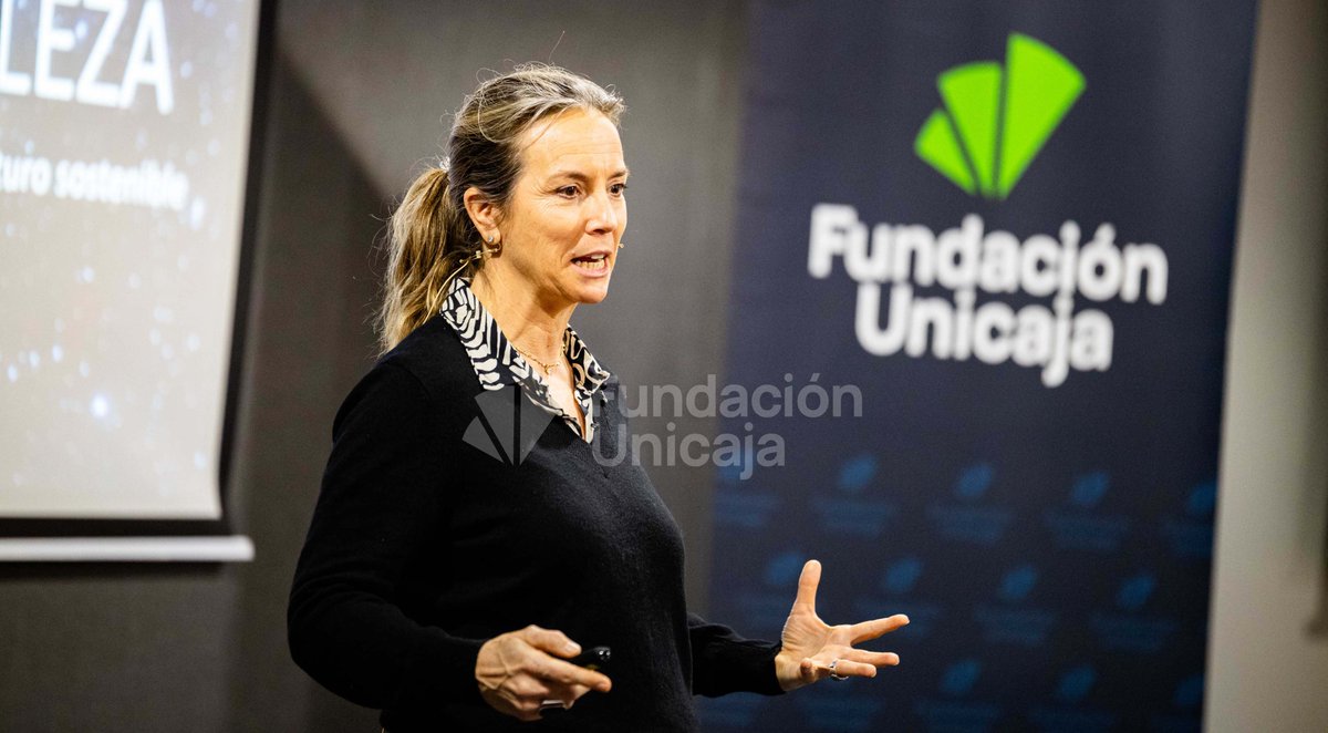 FundUnicaja's tweet photo. 🌎 La bióloga y divulgadora científica Odile Rodríguez de la Fuente @odilerf, protagonista esta semana de nuestro ciclo #Cultura360º en #Almería. 

🍃Charlamos sobre biodiversidad y abordamos qué lecciones sobre sostenibilidad podemos aprender de la naturaleza. 

📸 @chemaartero https://t.co/tN4QnRc2mO