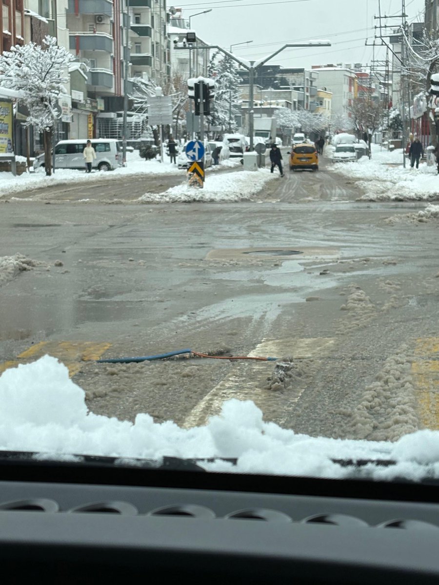 birbosyapit's tweet photo. @GaziantepOlay @gantepvaliligi @GaziantepBeld @GundemiAntep27  binevlerin tam göbeğinde insan yoğunluğunun en çok olduğu noktalardan birisi ve yaya geçidinin üzerinde kablo duruyor umarım biri ölmeden çözümünü bulurlar https://t.co/5OgSJQF7Um