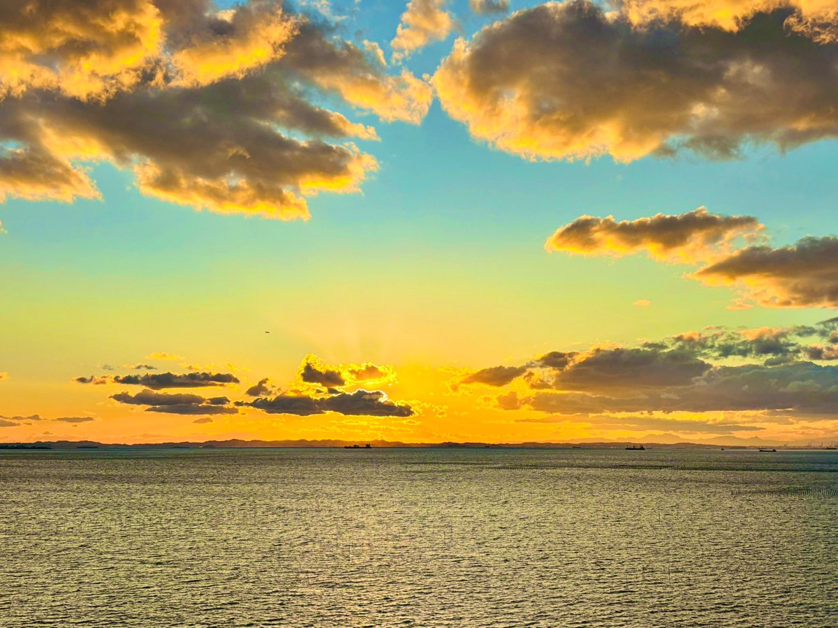 私が場作りで一貫性や枠組に地味にこだわるのはASDのこどもたちが言語の信頼性より行動の一貫性に信頼性を見出すことを教えてくれたから。何気ないいつもやっている行動が信頼につながることを意識するとうまくいくことがあるからおもしろい。そんな設計がある場はやさしいなって思う。