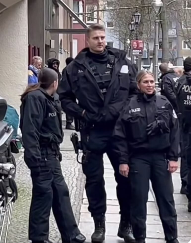 queru_lant's tweet image. Für manche Berufe sind Frauen einfach, ich sage mal, eher ungeeignet.

Polizei Berlin