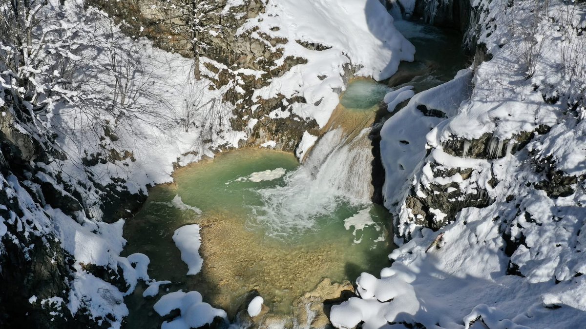Giresun’da yağan karın ardından Mavigöl ile Kuzalan Şelalesi’nin bulunduğu bölge beyaza büründü.

DİPNOT | Giresun'daki Göksu Deresi'nde büyüklü küçüklü dört gölden oluşan Mavigöl, her geçen yıl sayısı artan ziyaretçileriyle bölge turizminde önemli rol oynuyor.