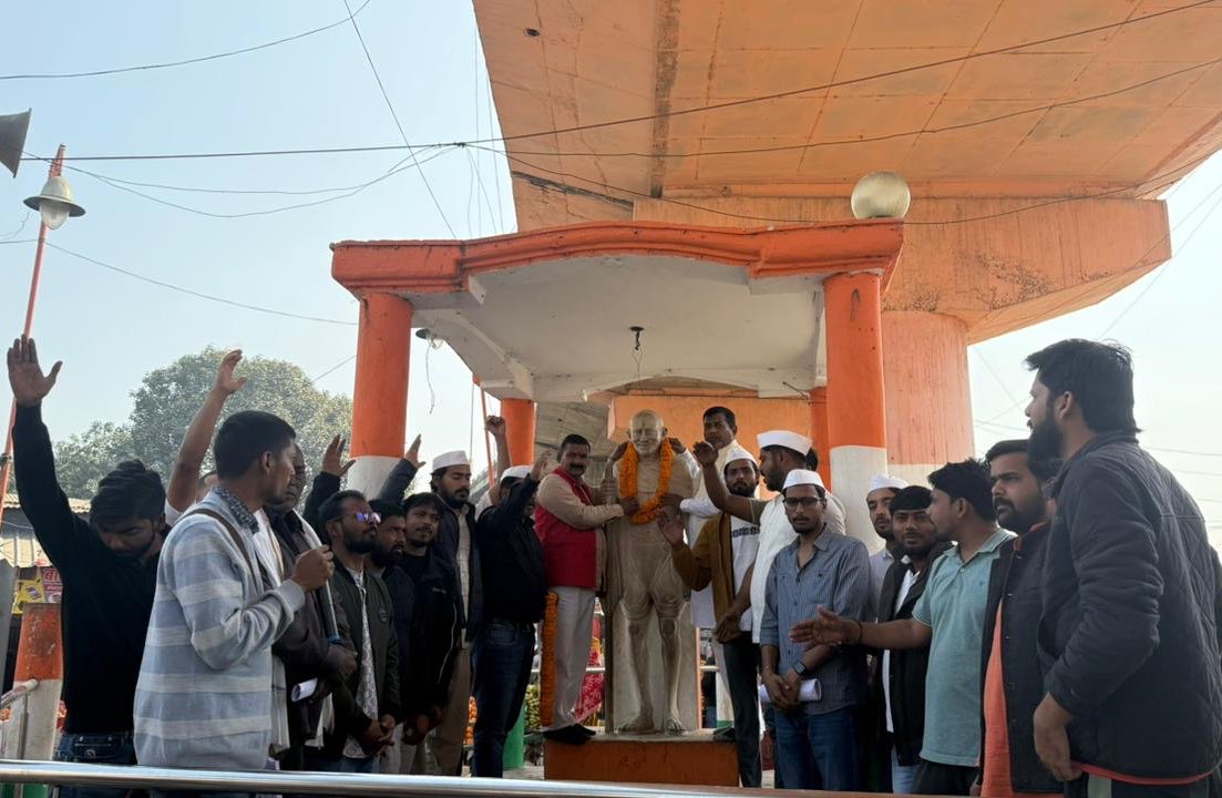 मनरेगा बचाओ यात्रा गांधी - नेहरू - सुभाष को याद कर सलेमपुर से आगे बढ़ी

- युवा कांग्रेस के पूर्व राष्ट्रीय अध्यक्ष केशव चंद यादव भी हुए शामिल
- सलेमपुर में नेहरू और गांधी प्रतिमा पर की नुक्कड़ सभा

सलेमपुर, देवरिया - चौरी चौरा से बनारस के लिए निकली गांधीवादी युवाओं की मनरेगा बचाओ