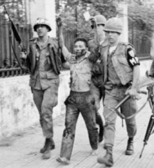 twibuznew's tweet image. ベトナムが、韓国から「最貧国」呼ばわりされた時の反論がとにかくカッコイイ。
「我々はフランス・アメリカ・中国と戦い独立したが賠償を要求した事はない。多額の賠償金と援助でぬくぬくと成長した韓国に言われる筋合いは無い。ベトナム人と韓国人の民度と国家自尊心の差だ 」