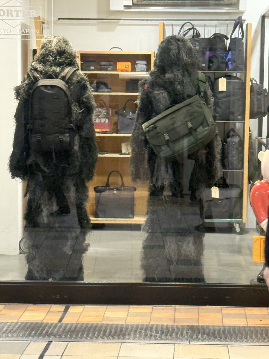 品川駅にギリースーツのマネキンいて2度見したwwwww