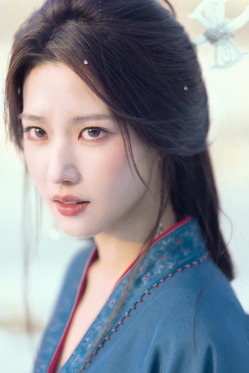 2601223 Lu Yuxiao Weibo update 

“Across the river, lights illuminate my home mountains; reeds bloom before I arrive at my old fields.”

#LuYuxiao #卢昱晓