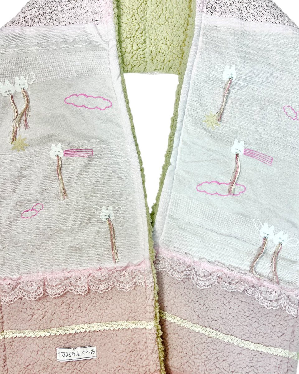 【らくがきマフラー ＠o_kougekimaho 】

十万兆ろんぐへあの、ゆるくて自由な絵のマフラーをオンラインショップにUPしました🆙

うさぎさんの口からは、キラキラ（の糸）が出ていたり天使のような羽根が生えていたりします🐰🪽異素材いっぱい！

▼namo.オンラインショップ▼
shop.namo-moriel.com