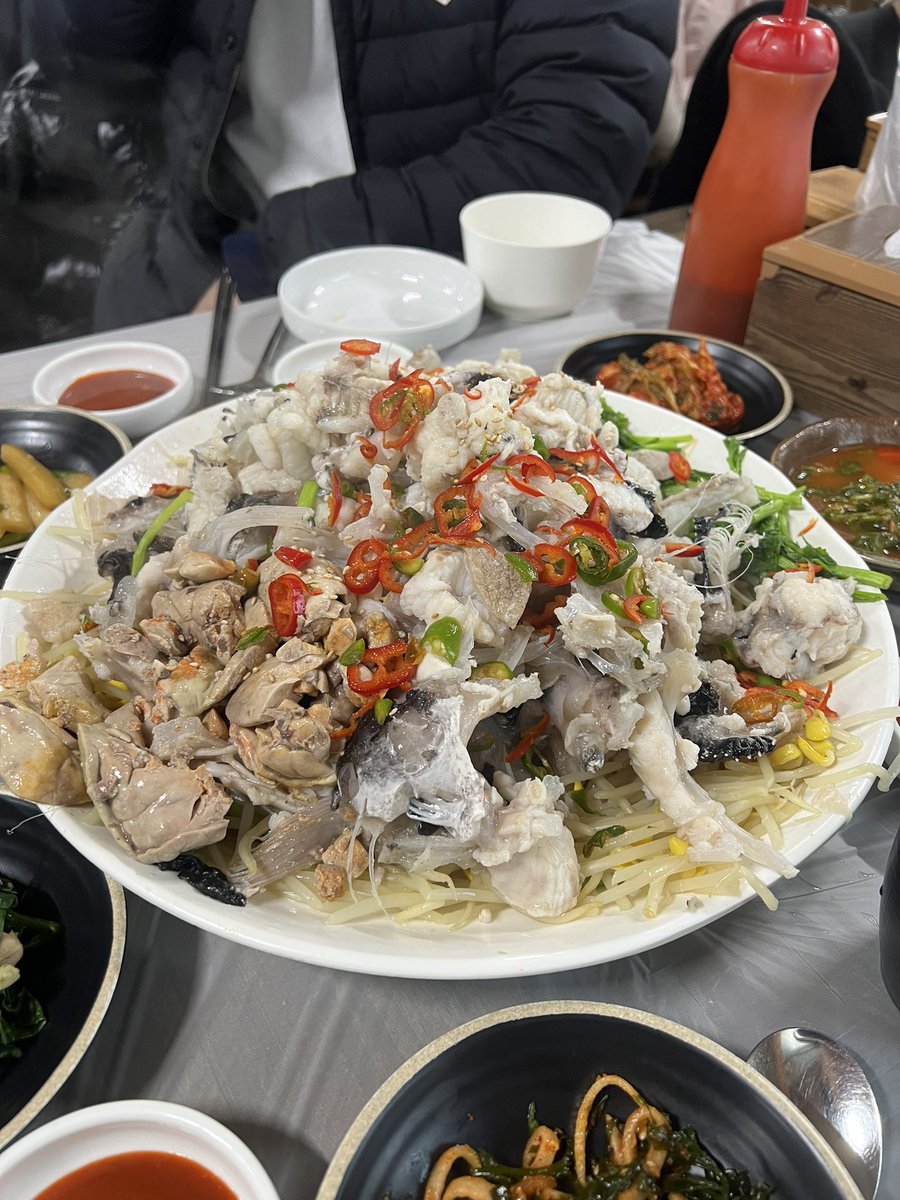 basicyeob's tweet photo. 히밥님도 만난 부산 줄 서는 아구 수육집의 비법

아무리 불경기라고 해도 매장 색깔이 뚜렷하고
와야 될 이유가 확실하면 사람들이 넘쳐나는 듯.
여기도 피크시간엔 무조건 웨이팅이라 하더라.

밥 먹다가 보니 옆 테이블에 히밥님이 드시고 계셨음.
실제로 보니 엄청 마르시고 친절하게 사진도 찍어주심.

여기는 왜 잘 될까?

1. 생 아구를 이용해 신선한 수육.

서울에선 생아구를 하는 곳이 많이 없는데,
신선한 안키모(아귀간)와 수육이 담백하니 맛이 좋음.

아구 수육을 주문하면 아구탕도 나오는데 시원.
가격 대비 양이나 신선도 구성이 좋음.
위 사진이 중짜인데 양이 꽤 많았음.

관광객이 오지 않는 상권에서 사랑 받는 식당들은
확실하게 날카로운 한 방이 있는 전문점이더라.

그리고 먹는 방식에서 재미가 있었는데

2. 먹다가 양념 1만 원 추가하면 양념으로 변경 가능.

손님 입장에서 먹는 방법에서 다양성을 주면 한가지 음식으로 다양한 경험을 하면서 만족도가 올라감.

아구 수육을 먹다가 만 원 추가로 양념으로 변경도 가능하고 또 감자쫄면 사리 넣어서 먹는 재미도 있음.

간은 전반적으로 슴슴하니 자극적이지 않은 맛이라 남녀노소 편하게 먹을 수 있는 식당이라고 생각함.

장사가 또 잘 되니 회전이 잘돼서 신선도가 유지되니
선순환이 되는 가게라고 생각이 들었음.

문현동 가원밥상 가보시길 추천!
부산 맛집 이어서 계속 가보겠음!
