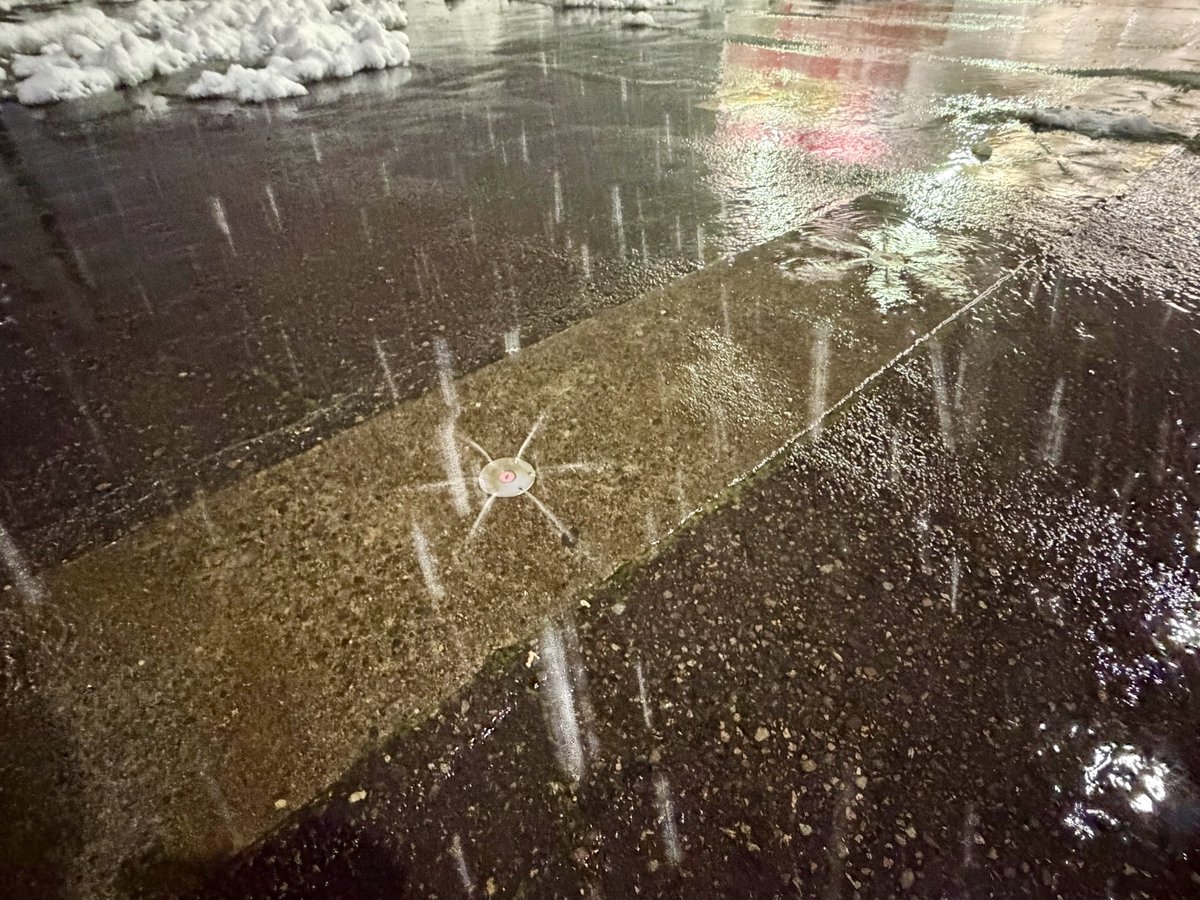 upnagaoka's tweet photo. 今日は一日ずっと雪が…これぞドカ雪☃️❄️長岡市は今日だけで80cmは積もりましたでしょうか…消パイのおかげで駐車場はなんとか🥲新潟県長岡市が発祥の地と言われている「消雪パイプ」新潟県民は当たり前のようですが県外にはあるとかないとか…雪国の皆様お気をつけて🥲🚗 https://t.co/ZydY2JSFVn