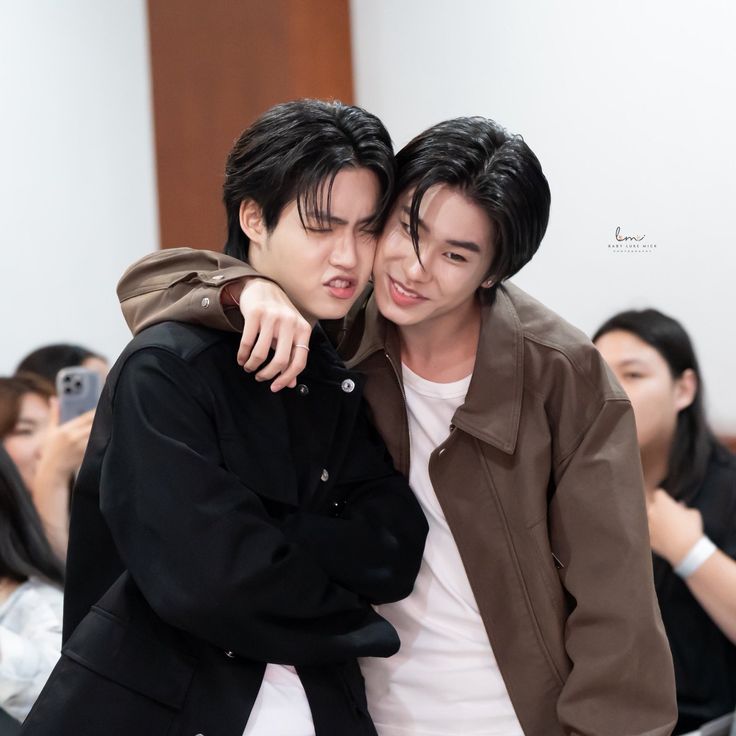 flipTulipp's tweet image. #LukeMick feews tweet au

- LOVE HATE
Mick yang benci sama ketua osis disekolah nya, ternyata harus terus berurusan dengan sinyebelin Luke