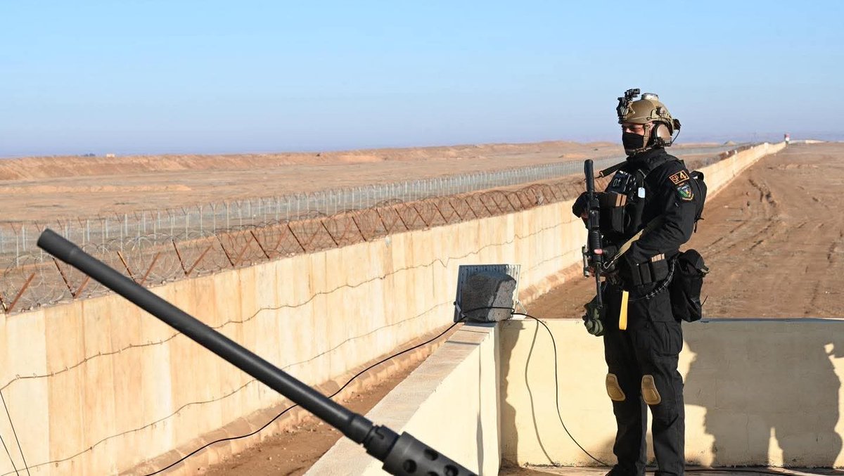 الجار السوري يعتقد واهما أن التحصينات العراقية خوف منهم. هل تعلم ايها الجار السوري ان المنطقة بأكملها تنظر لكم ككلاب سائبة؟! اسيادكم الاتراك يبنون جدارًا خرسانيًا معكم واسرائيل تبني وشقيقكم الأردني ينفق مئات الملايين لتحصين حدوده معكم ولو كان لدى لبنان اموال لحجرتكم أيضا.

أنتم