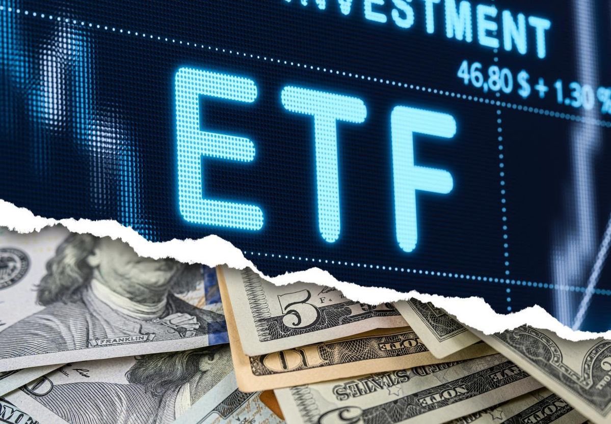 Dans un portefeuille, les ETF sont devenus incontournables pour construire  une stratégie solide sur le long terme. Selon moi, le meilleur combo à  avoir sur un PEA est le suivant : 🇺🇸