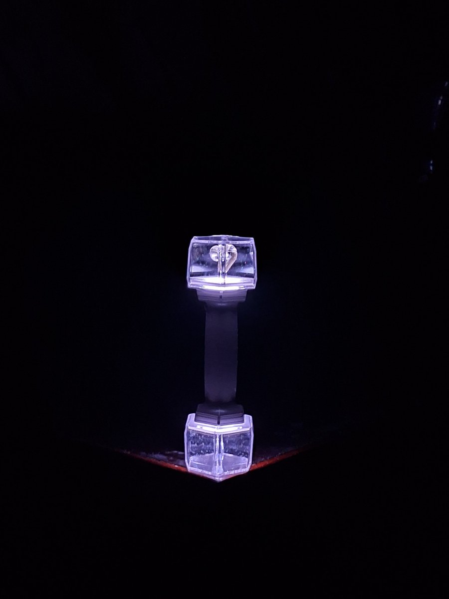 CreatorDnn's tweet image. Ketika lu ngga punya lampu emergency, tapi elu punya lightstick kpop
