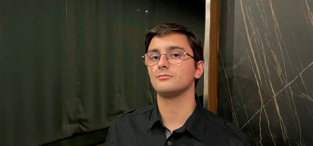 “No se aprende ciberseguridad solo leyendo diapositivas”.
Pedro José Navas, estudiante de la UCA y ganador de la Capture The Flag de SecAdmin 2025, una competición de hacking ético, reflexiona en esta entrevista sobre formación y retos digitales.