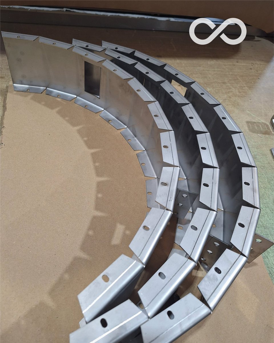 No todos los pliegues son rectos, en piezas curvas, el plegado se hace a golpes: pequeños pliegues consecutivos hasta lograr la forma final. 🔨

Un proceso que requiere precisión y buen pulso. 👌

#LaserBoost #CorteLáser #PlegadoLáser #FabricaciónOnline #IngenieríaDePrecisión