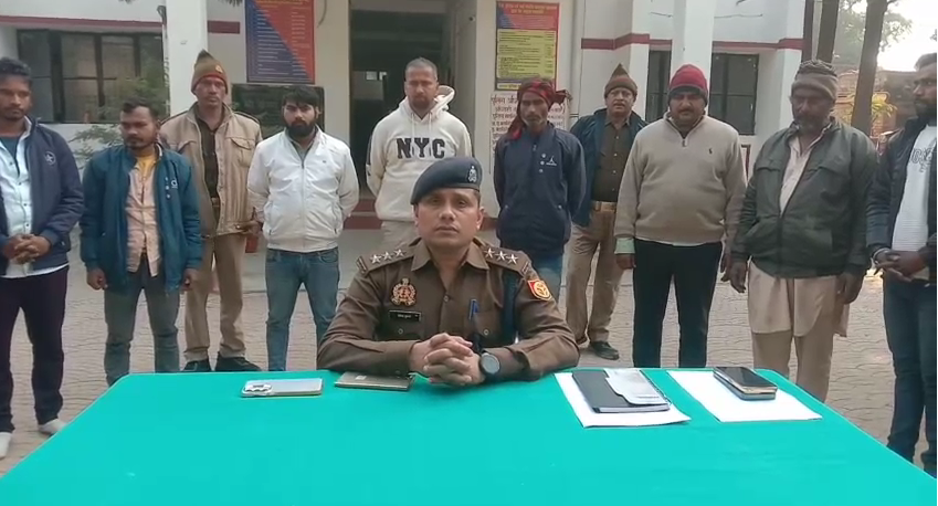 bstvlive's tweet photo. चन्दौली: NH-19 पर चन्दौली पुलिस की का���्रवाई

➡16 गोवंशों के तस्करों पर शिकंजा कसा
➡DCM, 3 मैजिक वाहन जब्त, 7 अरेस्ट 
➡9 मोबाइल फोन और नकदी भी बरामद
➡सैयदराजा थाना पुलिस को मिली सफलता

#Chandauli #CattleSmuggling @chandaulipolice https://t.co/D1DkPaFYZS
