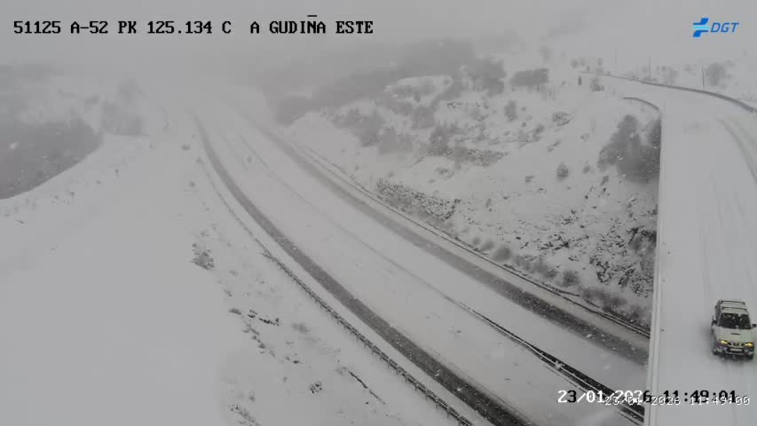 ⚠️❄️ Situación bastante complicada na A52 á altura da Gudiña. As nevaradas están a ser fortes e persistentes. Moita precaución.