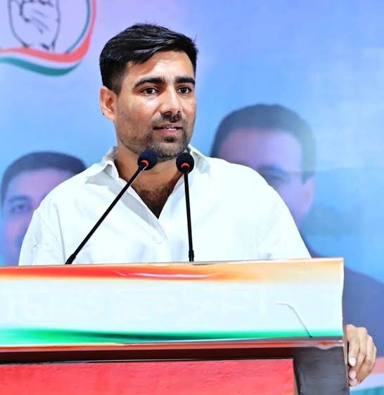 बाबा साहब की सोच के सिपाही को तुम झुंड बनाकर झुकाने चले हो तो आपको बता देते हैं कि बाबा साहब की सोच पर पहरा देने वाले सिपाही अन्याय के ख़िलाफ़ न कभी झुके है, न कभी झुकेंगे।

#RajasthanNSUI 
<a href="/nsui/">NSUI</a> <a href="/VinodJakharIN/">VINOD JAKHAR</a> 
#vunod_jakhar_jindabad