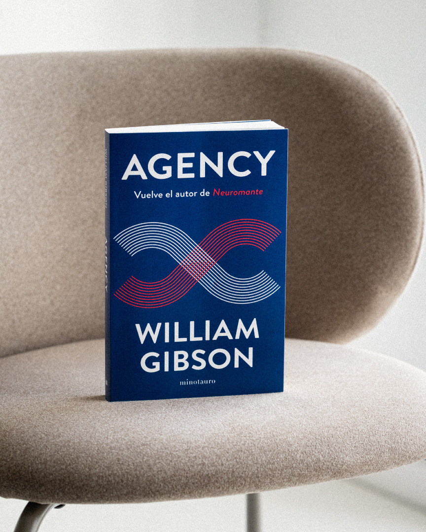 minotaurolibros's tweet image. En este hilo os contamos más sobre #Agency, la última novela de #cienciaficción del visionario autor norteamericano William Gibson (@GreatDismal), que ha llegado este mes a librerías. 👇

🌎 ¿Y si #DonaldTrump no hubiese ganado en 2017 y el #Brexit nunca hubiese existido?