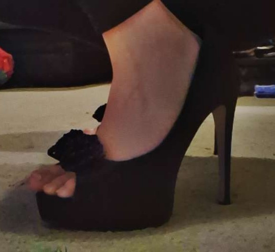 Dansmith1609's tweet photo. When she sends you a pic of her wearing her sexy black platform heels and says "come round I want you to fuck my feet and heels" 🤤 https://t.co/4xEWTG7Zyw