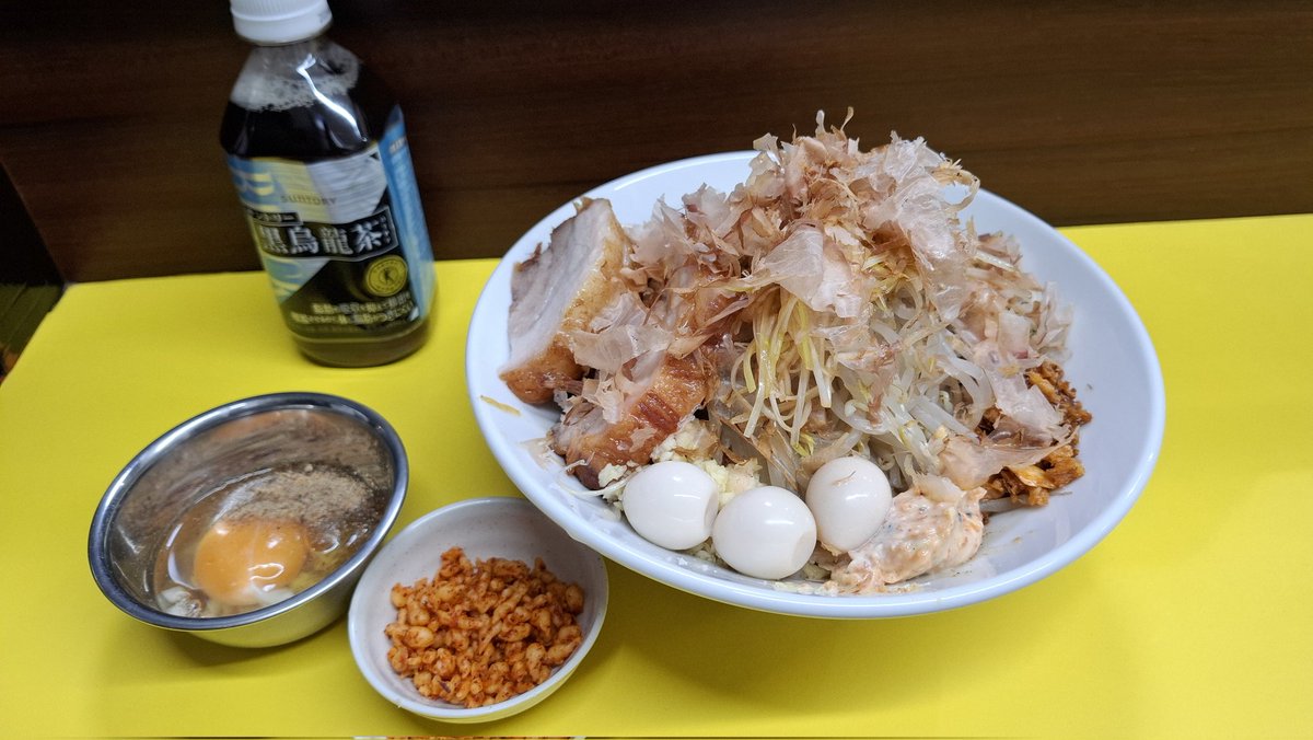 今日も長男のバイトが入ってなかったので　#豚が１番 ☆脂が2番さんで晩ごはん🍜

新メニューのまぜソバ　　　　　　　
　　＋
スキヤキ玉子
辛い揚げ玉(フォロワーサービス)

こいつはウマイぞ～🌠
スキヤキ玉子にもめっちゃ合いますね～😋
腹パンパン💦
ご馳走さまでした🥚🐽🙇