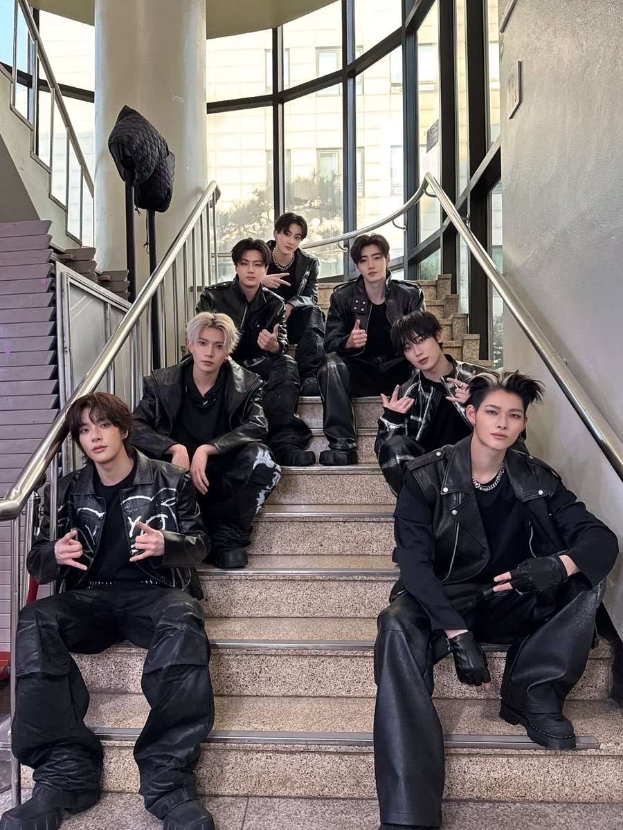 ENHYPEN's tweet image. [#오늘의ENHYPEN] 우린 언제나 엔진이라는 운명을 택해♥️ 오늘도 힘차게 응원해 줘서 고마워요 엔진이 짱이야! #260123 @ 뮤직뱅크