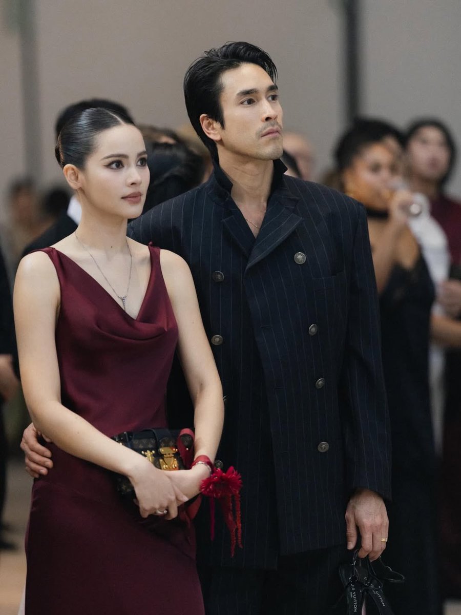 notasvvan's tweet image. เพิ่งสังเกตว่ามือณเดชน์ถือส้นสูงของญาญ่าอยู่ แล้วไวบ์ทุกอย่างเหมือนหลุดออกมาจากหนัง