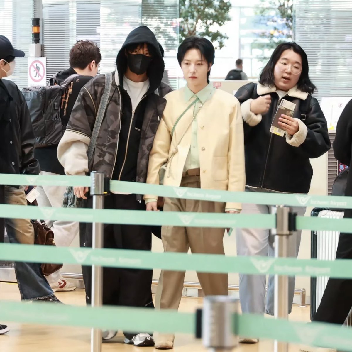 2blue_yellow3's tweet image. santai bang ngelirik dikit juga