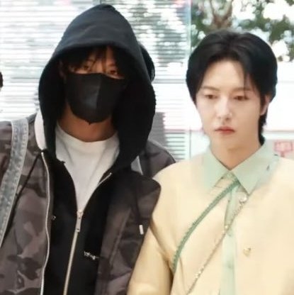 2blue_yellow3's tweet image. santai bang ngelirik dikit juga