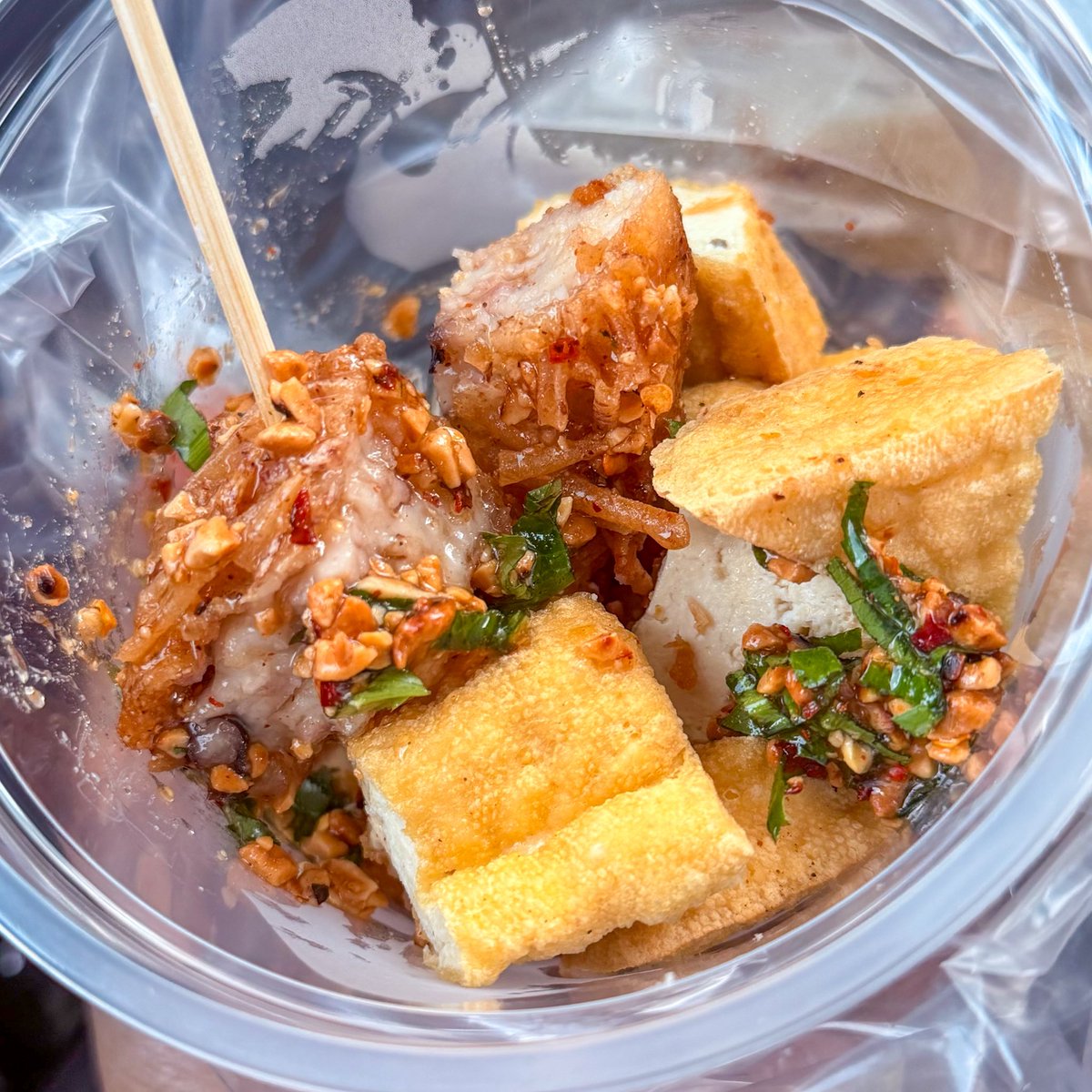 kptalonlak's tweet image. สิ่งที่ทำให้รู้สึกเสียใจที่สุดในชีวิต
คือ การซื้อของที่กินแล้วอร่อยมาก มาน้อยเกินไป

วันนี้เดินทางผ่านปากช่อง เพื่อไปบุรีรัมย์
แวะปั้ม PT ปั้มสุดท้าย ของทางด่วน มอเตอร์เวย์ M6

เจอร้านเต้าหู้ทอด และ ตือคาโค อยู่แถวหน้าห้องน้ำ ร้านป้ายสีส้ม

นี่สั่งเต้าหู้ทอด 3 ชิ้น 20 บาท…