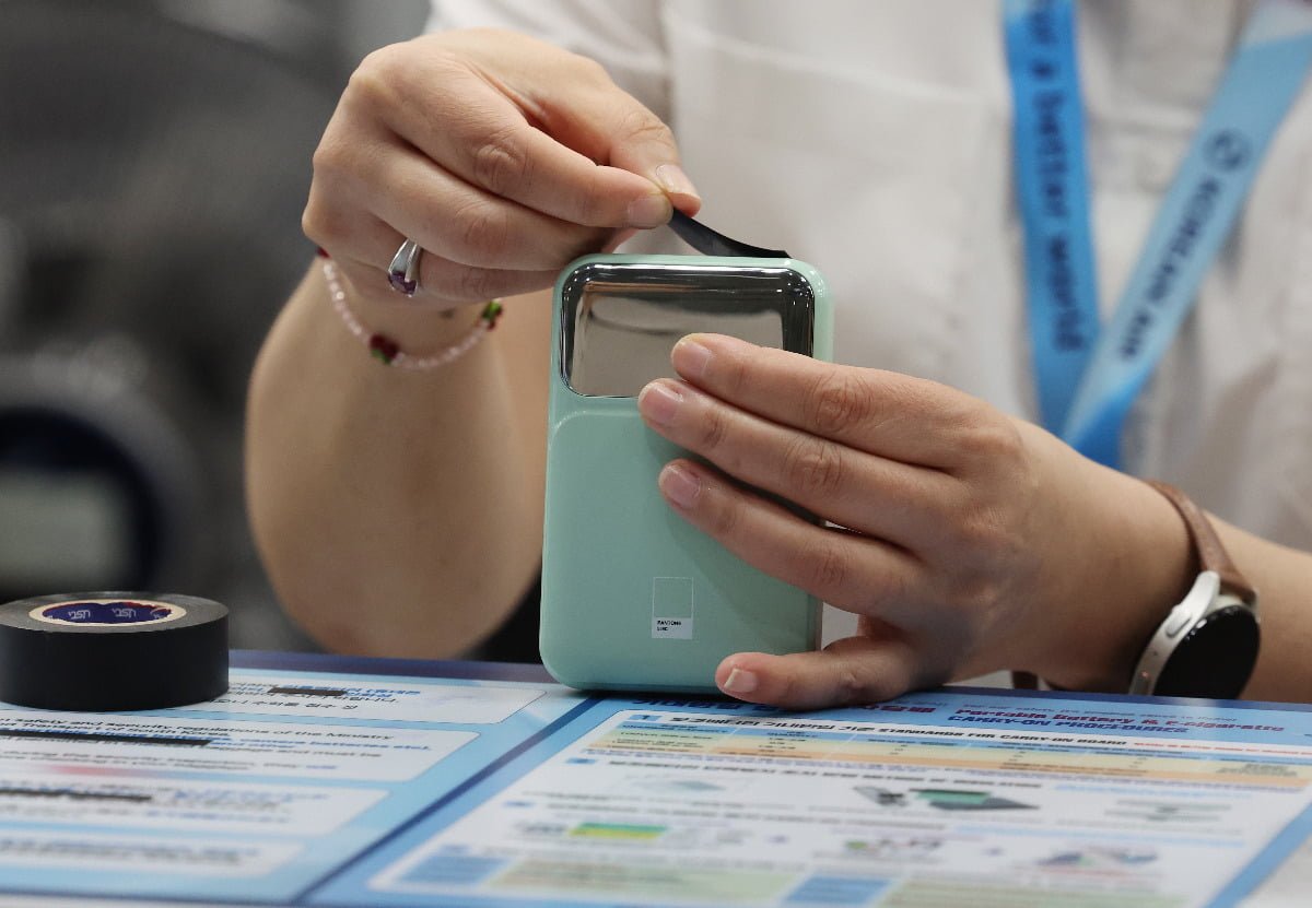 대한항공과 아시아나항공, 진에어, 에어부산, 에어서울의 기내에서 보조배터리 충전 행위가 모두 금지됩니다.🚫 보조배터리를 기내에 들고 타는 건 가능하지만 절연 테이프를 단자에 부착하여 손이 닿는 곳에 휴대해야 하는데요. 이러한 사항은 오는 26일부터 적용됩니다.