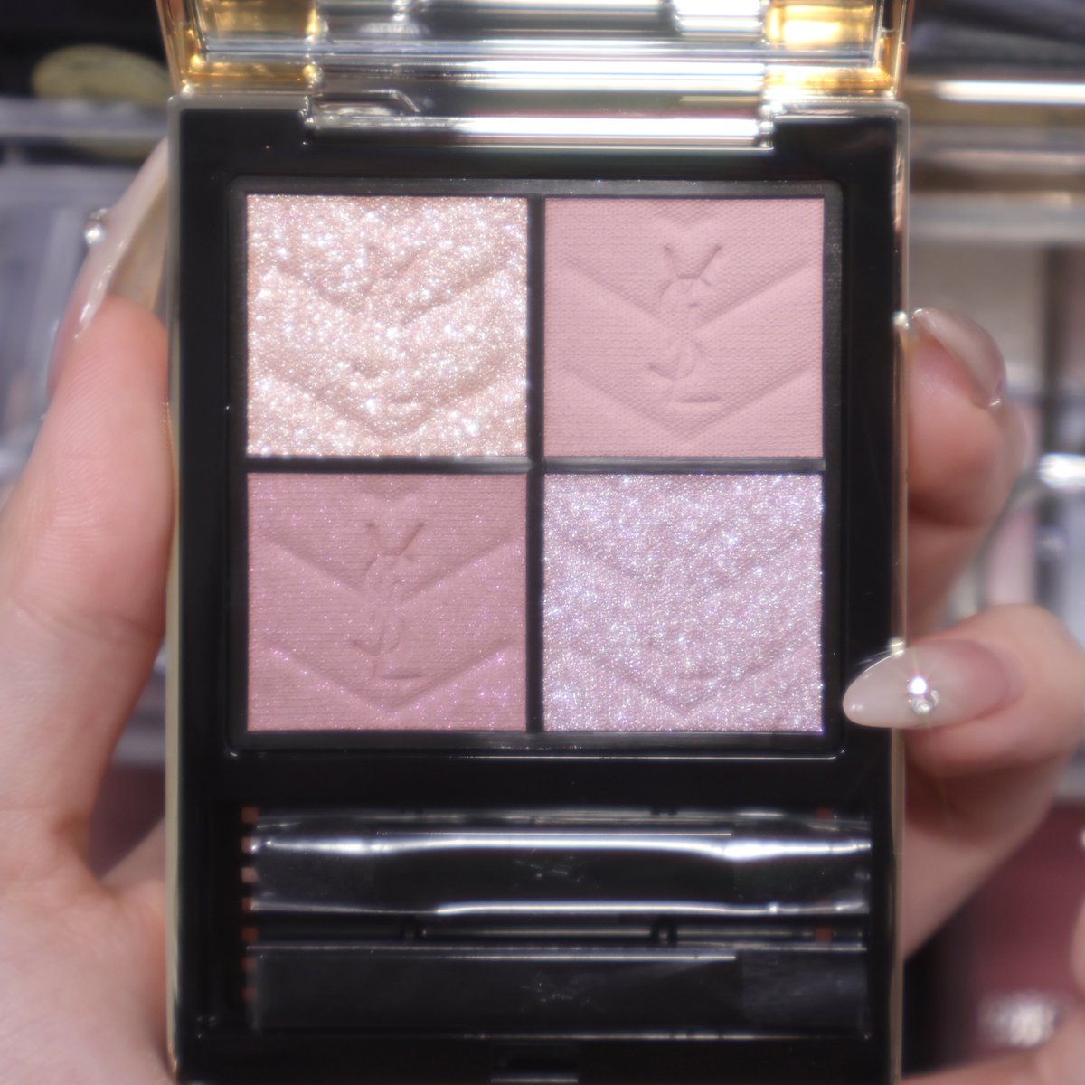 YSLがヤバい。パケのローズピンクの煌めきがヤバい。可愛すぎて人生狂う。パケだけで元取れるのに中身まで尊い……2月6日全国発売だよ⸝‍⋆提供