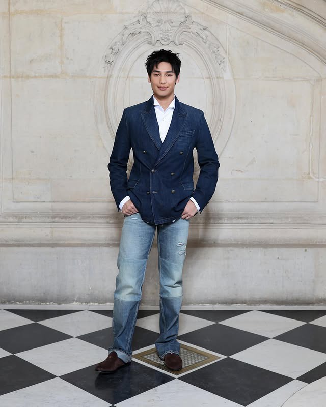 iconsiam's tweet image. ท่ามกลางบรรยากาศของกรุงปารีสที่คึกคักไปด้วยเหล่าแฟชั่นไอคอนระดับโลกในโชว์ Dior Men’s Winter 2026-2027 การปรากฏตัวของ อาโป ณัฐวิญญ์ ได้สร้างโมเมนต์ที่น่าจดจำอีกครั้ง 

จุดเด่นที่สุดของลุคนี้คือการหยิบยกเทรนด์ "Denim on Denim" มายกระดับให้ดูหรูหราและร่วมสมัย…