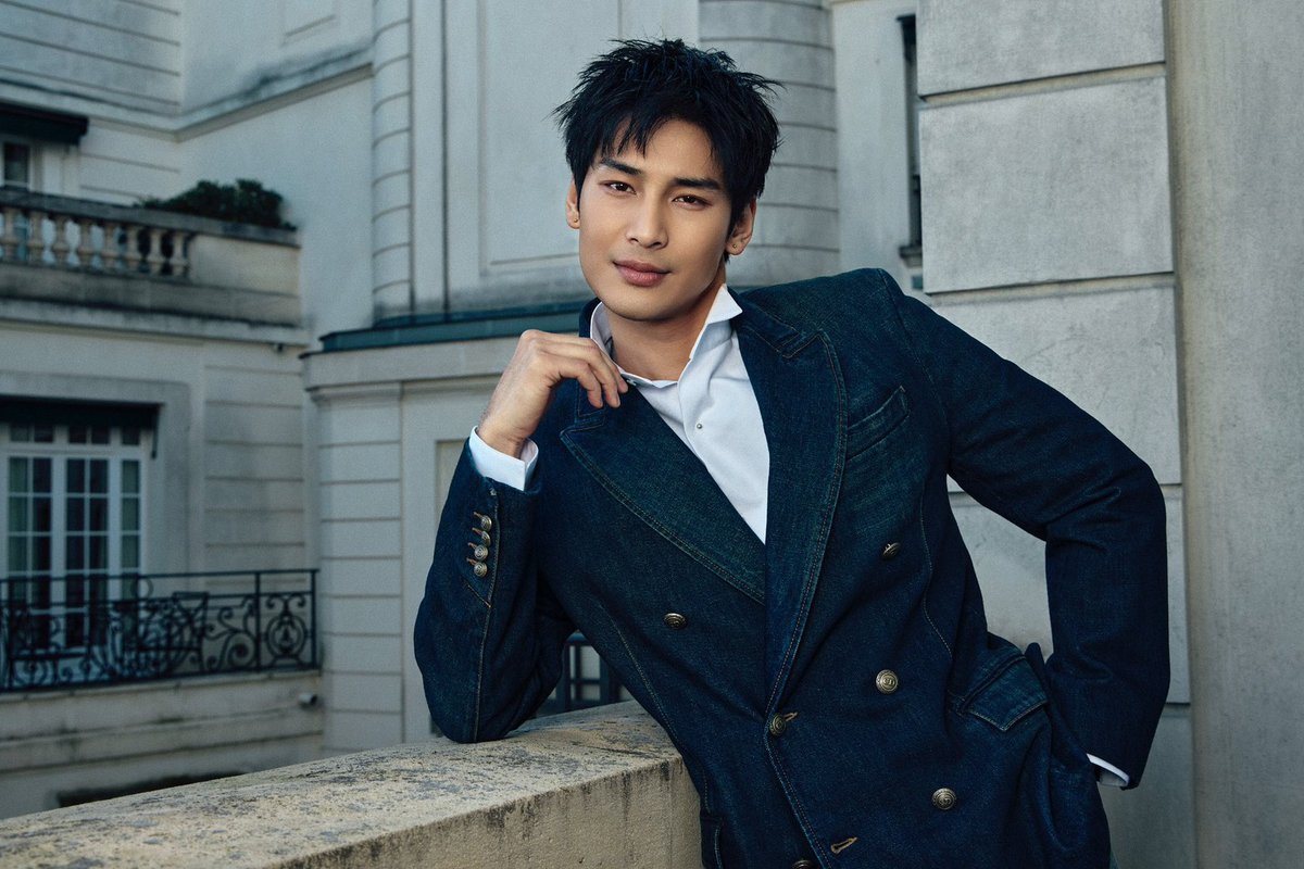 iconsiam's tweet image. ท่ามกลางบรรยากาศของกรุงปารีสที่คึกคักไปด้วยเหล่าแฟชั่นไอคอนระดับโลกในโชว์ Dior Men’s Winter 2026-2027 การปรากฏตัวของ อาโป ณัฐวิญญ์ ได้สร้างโมเมนต์ที่น่าจดจำอีกครั้ง

จุดเด่นที่สุดของลุคนี้คือการหยิบยกเทรนด์ "Denim on Denim" มายกระดับให้ดูหรูหราและร่วมสมัย…