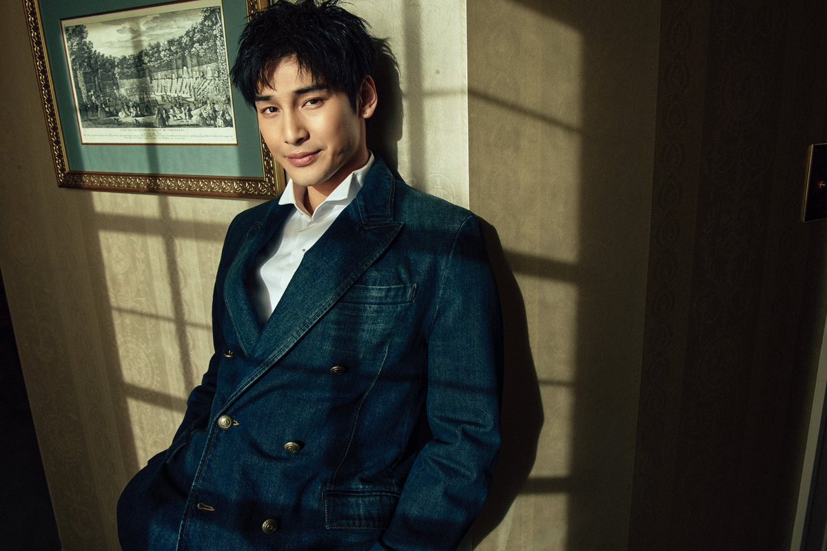 iconsiam's tweet image. ท่ามกลางบรรยากาศของกรุงปารีสที่คึกคักไปด้วยเหล่าแฟชั่นไอคอนระดับโลกในโชว์ Dior Men’s Winter 2026-2027 การปรากฏตัวของ อาโป ณัฐวิญญ์ ได้สร้างโมเมนต์ที่น่าจดจำอีกครั้ง

จุดเด่นที่สุดของลุคนี้คือการหยิบยกเทรนด์ "Denim on Denim" มายกระดับให้ดูหรูหราและร่วมสมัย…