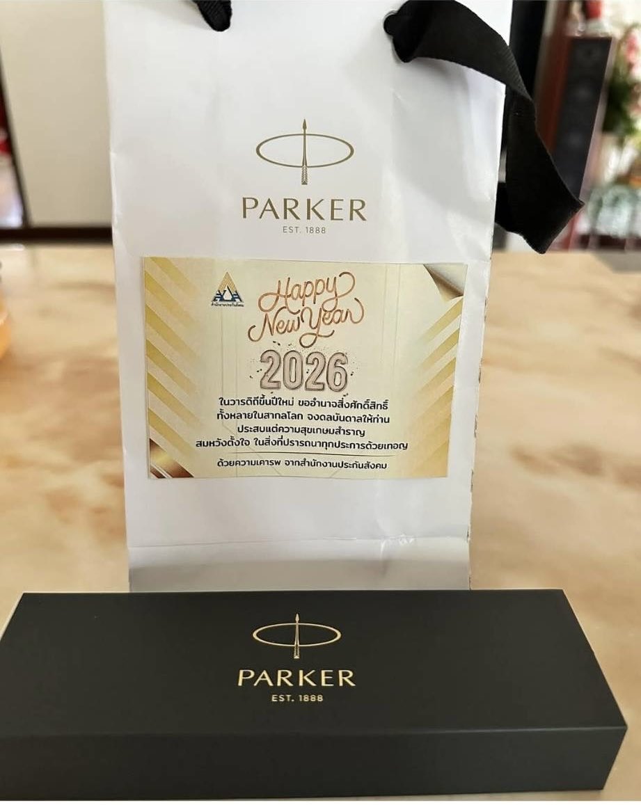 Sahassawat_kk's tweet image. นอกจากจะเอาเงินพวกเราไปใช้ไร้สาระ ลงทุนขาดทุน
.
สำนักงานประกันสังคมยังใจดี  แจกปากกาหรู ให้ข้าราชการระดับสูง ที่ปรึกษาต่างๆ  ลามไปจนอดีตข้าราชการระดับสูง

ทำไมเค้ารวยจัง

ใครมีความรู้เรื่องนี้ ดูให้ทีครับ ปากกาแบบนี้ด้ามเท่าไร  สลักชื่อพร้อมแบบนี้